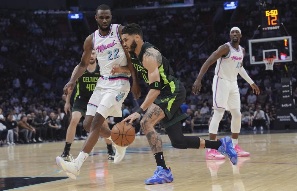 (体育)足球——世预赛：中国队不敌澳大利亚队